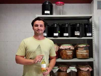 Il 30enne Daniele che assieme ad altri tre soci (Andrea, Bea e Claudia) produce la kombucha in un laboratorio ubicato nel rione Madonnella